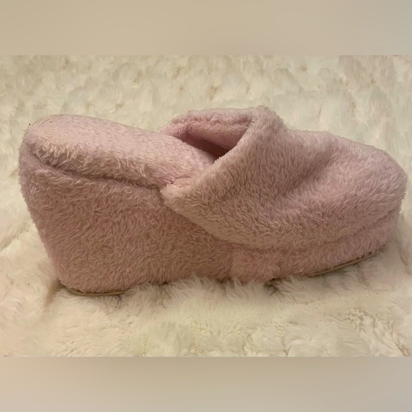 New High-heel pink fuzzy slippers! Wedge, platform…so pretty and cute!! Size 7 - Picture 5 of 7